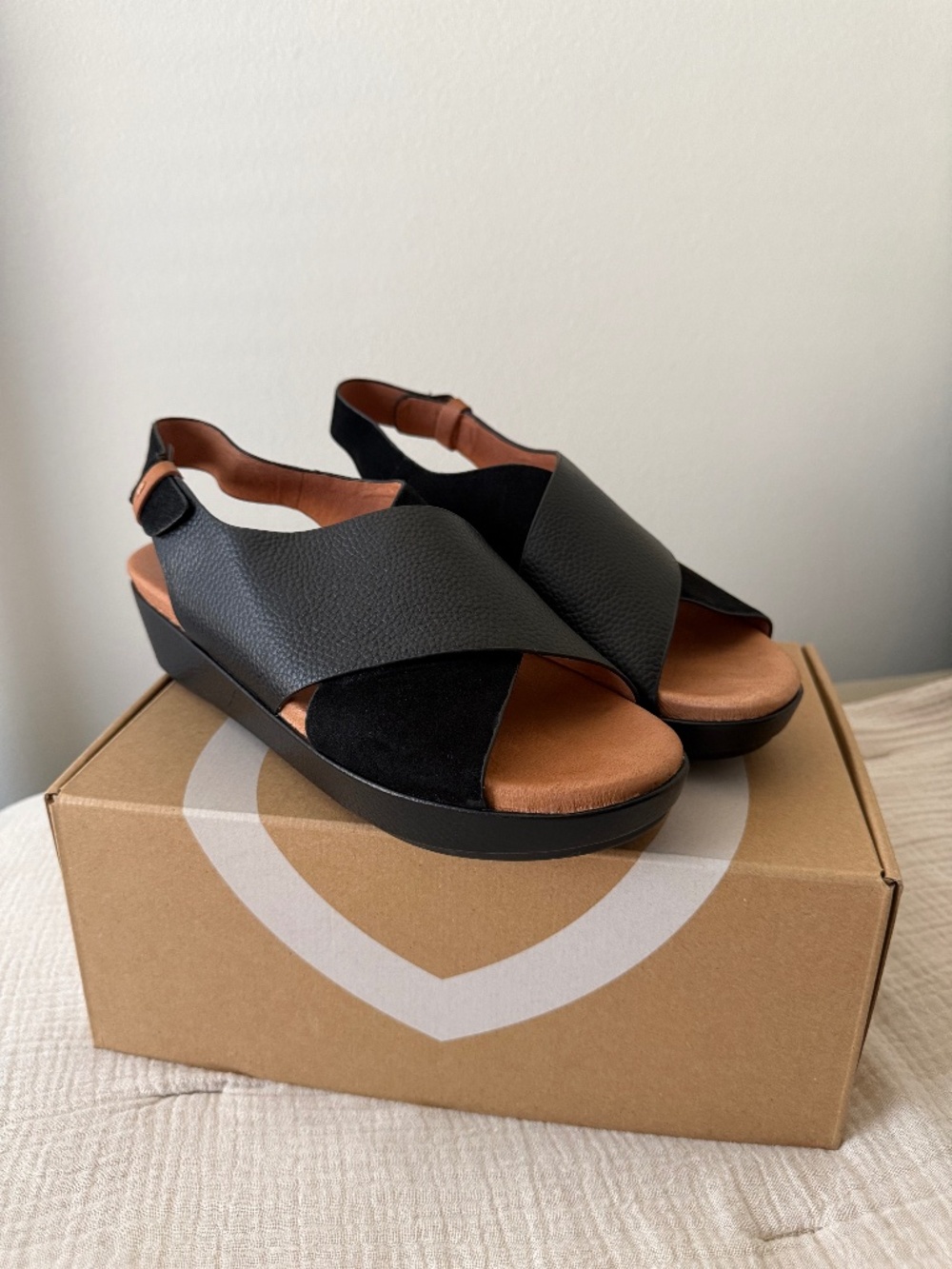 Gentle Souls- Kenneth Cole Wedge Sandal, Black, Size 9.5